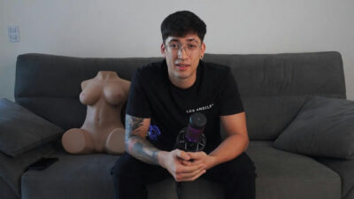 Handsome young office worker masturbating รับชมวิดีโอพนักงานออฟฟิศสุดหล่อ