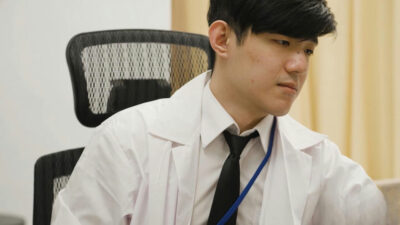 AV Jiali – 英俊的医生舔食病人的阴户。