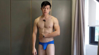 Probándose ropa interior con un chico guapo